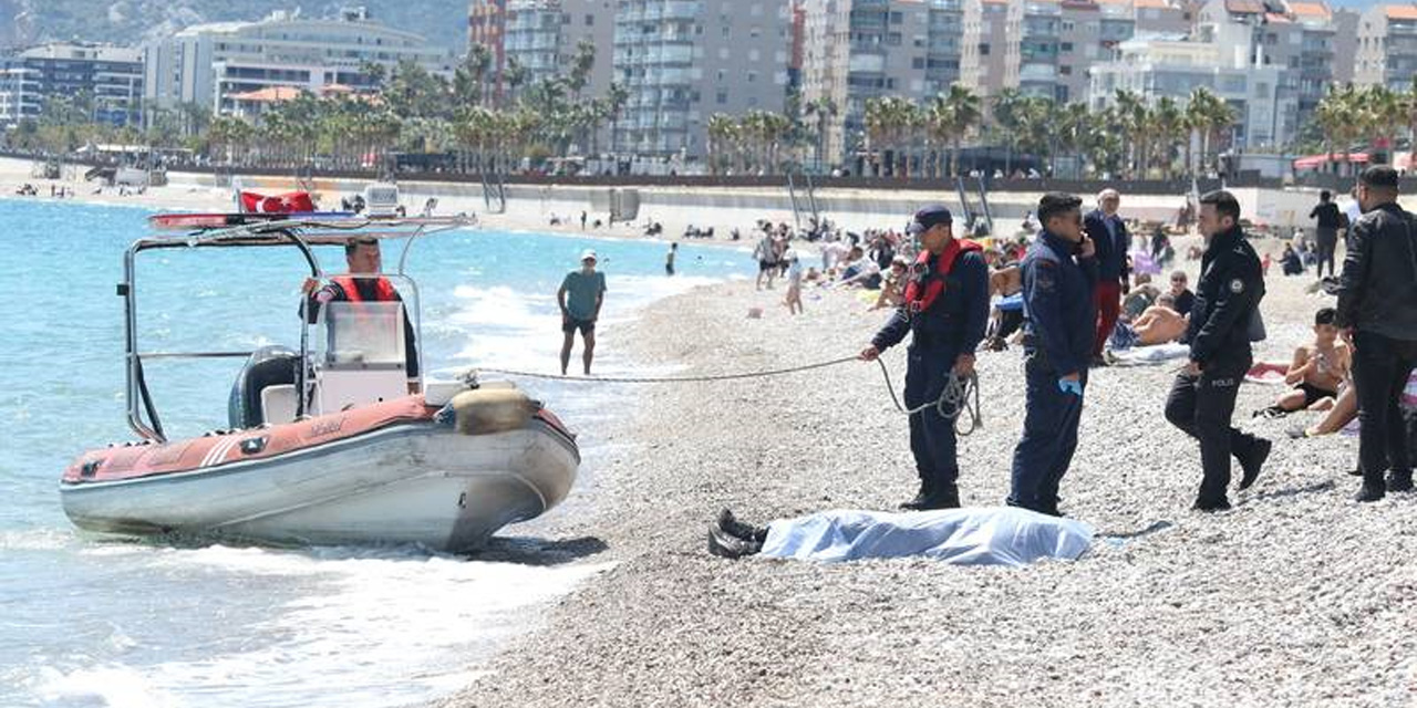 Antalya'da acı olay: Elbiseleriyle girdiği denizde boğuldu
