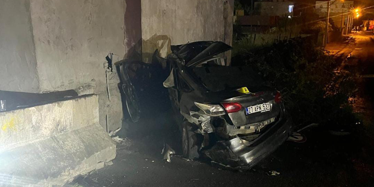 Duvara çarpan otomobildeki 2 kişi öldü