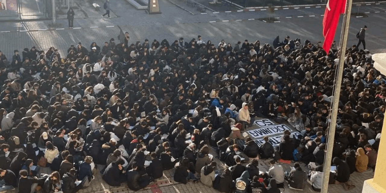 Liselerde protesto dalgası: Öğrenciler öğretmenlerine sahip çıkıyor