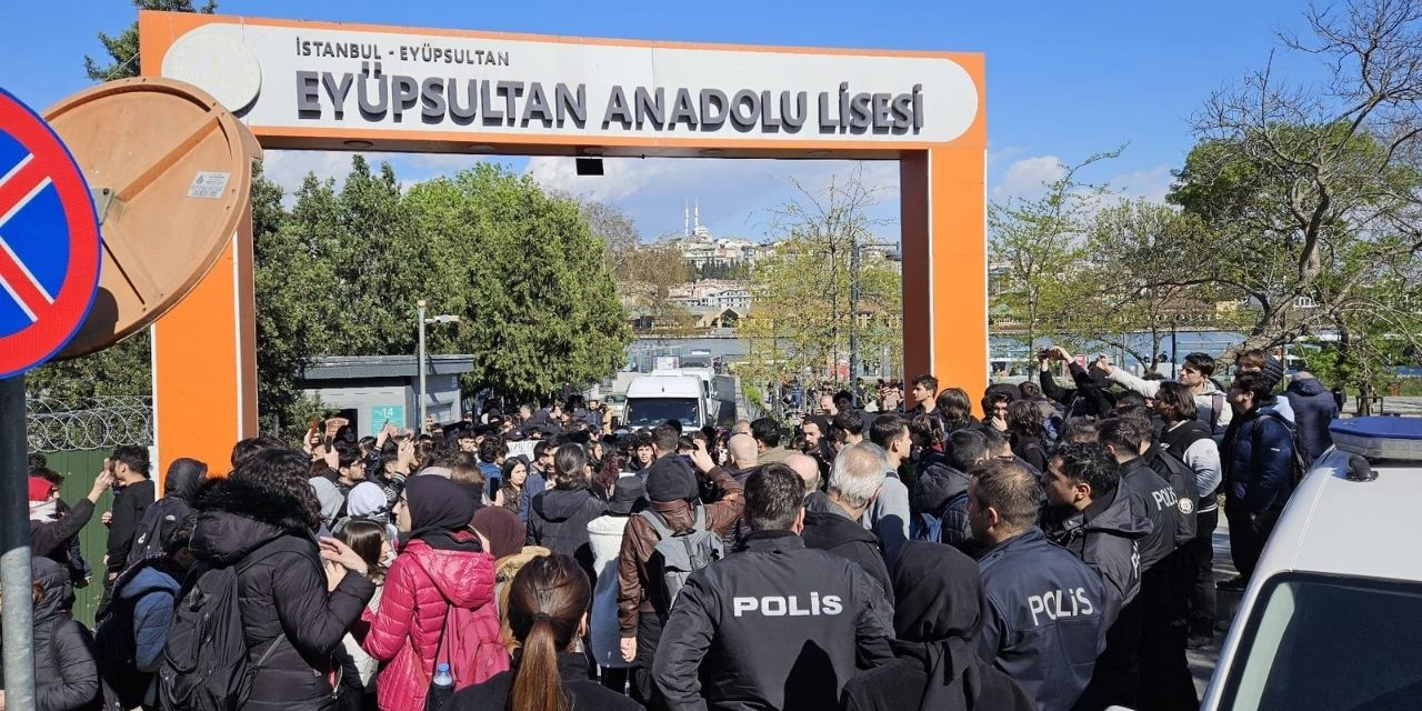 Öğrenci eylemine baskı: Eyüpsultan'da 12. sınıflara okul yasağı, öğretmene sürgün