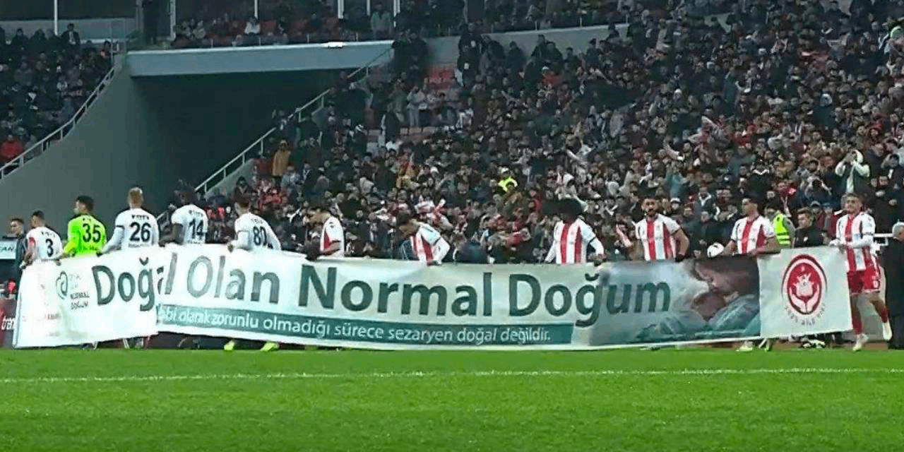 Sahada pankart açılmıştı: Sağlık Bakanlığı'ndan "normal doğum" açıklaması