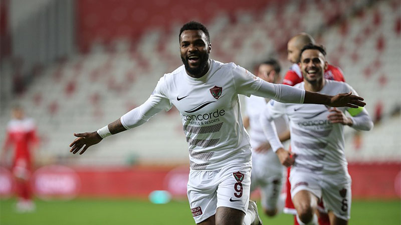 Süper Lig'in gol krallarından Aaron Boupendza hayatını kaybetti