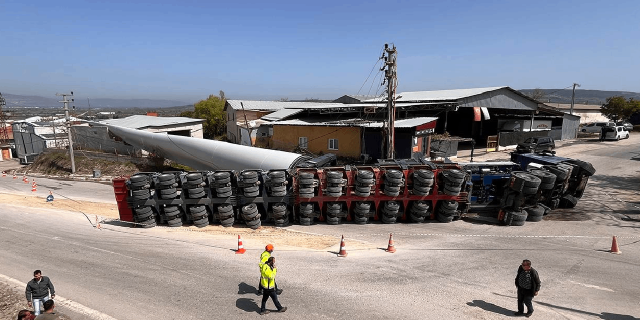 Rüzgar türbini pervanesi taşıyan TIR devrildi: Bölgede geniş güvenlik önlemi alındı