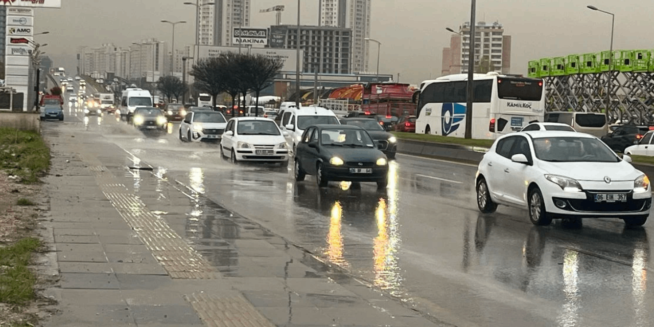 Ankara'da sağanak yağış hayatı olumsuz etkiledi: Valilik uyardı