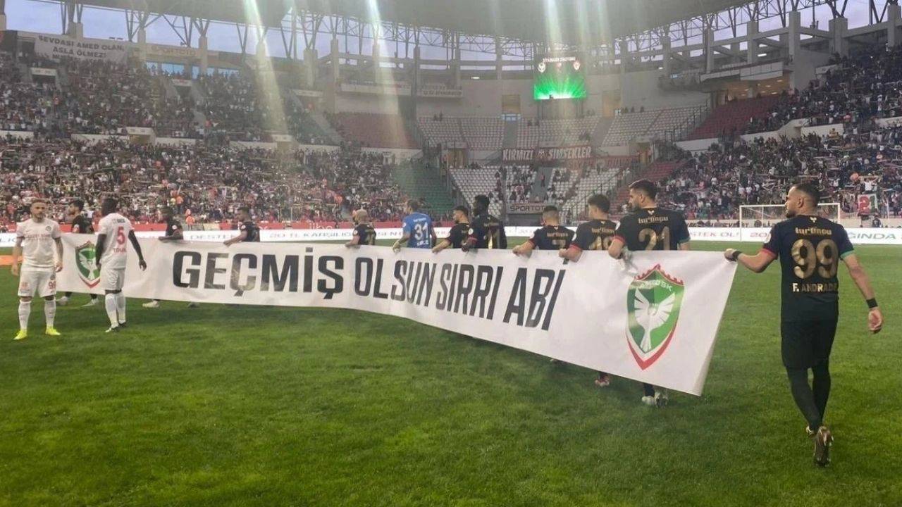 Amedspor'dan Sırrı Süreyya Önder pankartı: Barışın yüreği büyüktür