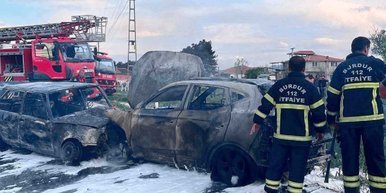 Kafa kafaya çarpışan otomobiller alev aldı: Ölü ve yaralılar var