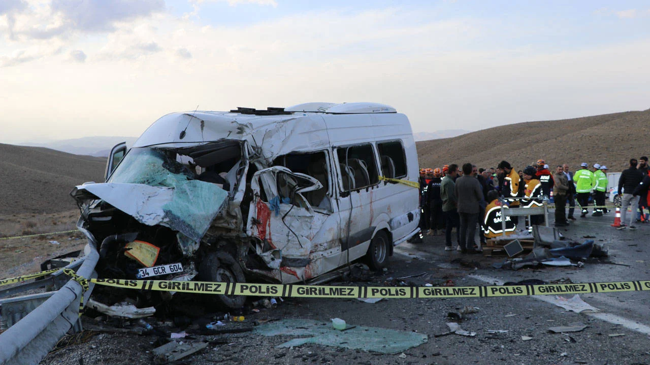 Van'daki kazada can kaybı yükseliyor: 8 ölü, 11 yaralı