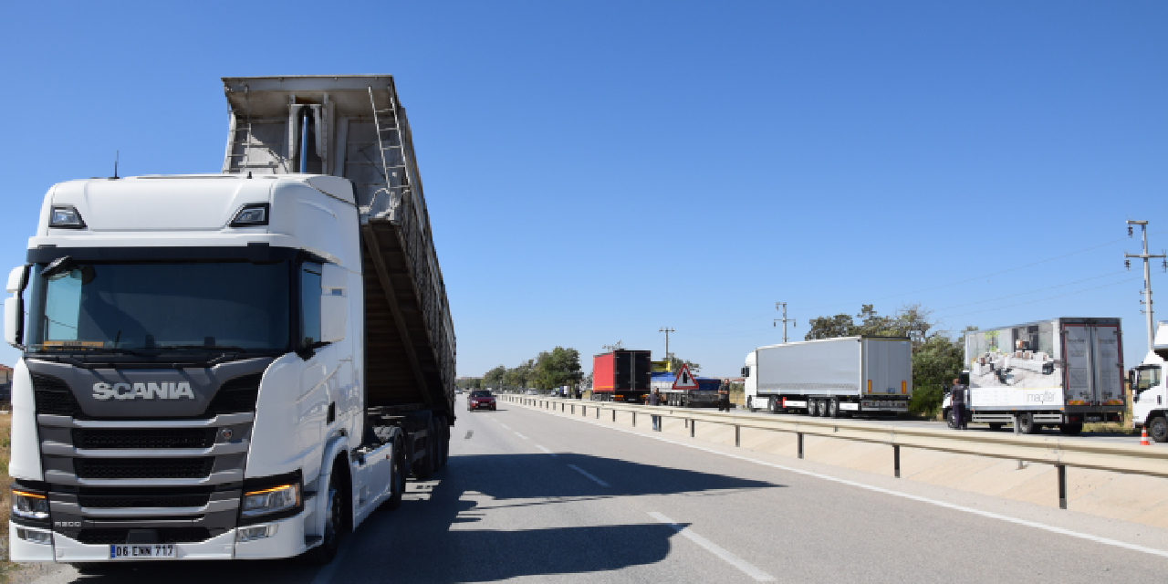 Konya'da bir tırın açık kalan dorsesi direğe çarptı, kaza sonrasında kimse yara almadı