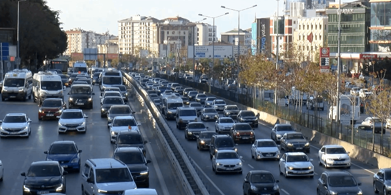 İstanbul’da pazartesi kabusu: Trafik yoğunluğu yüzde 72'ye çıktı