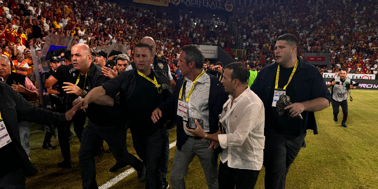 Göztepe-Fenerbahçe maçında dehşet anları: Göztepe yöneticisi Ali Koç'u yere itti!