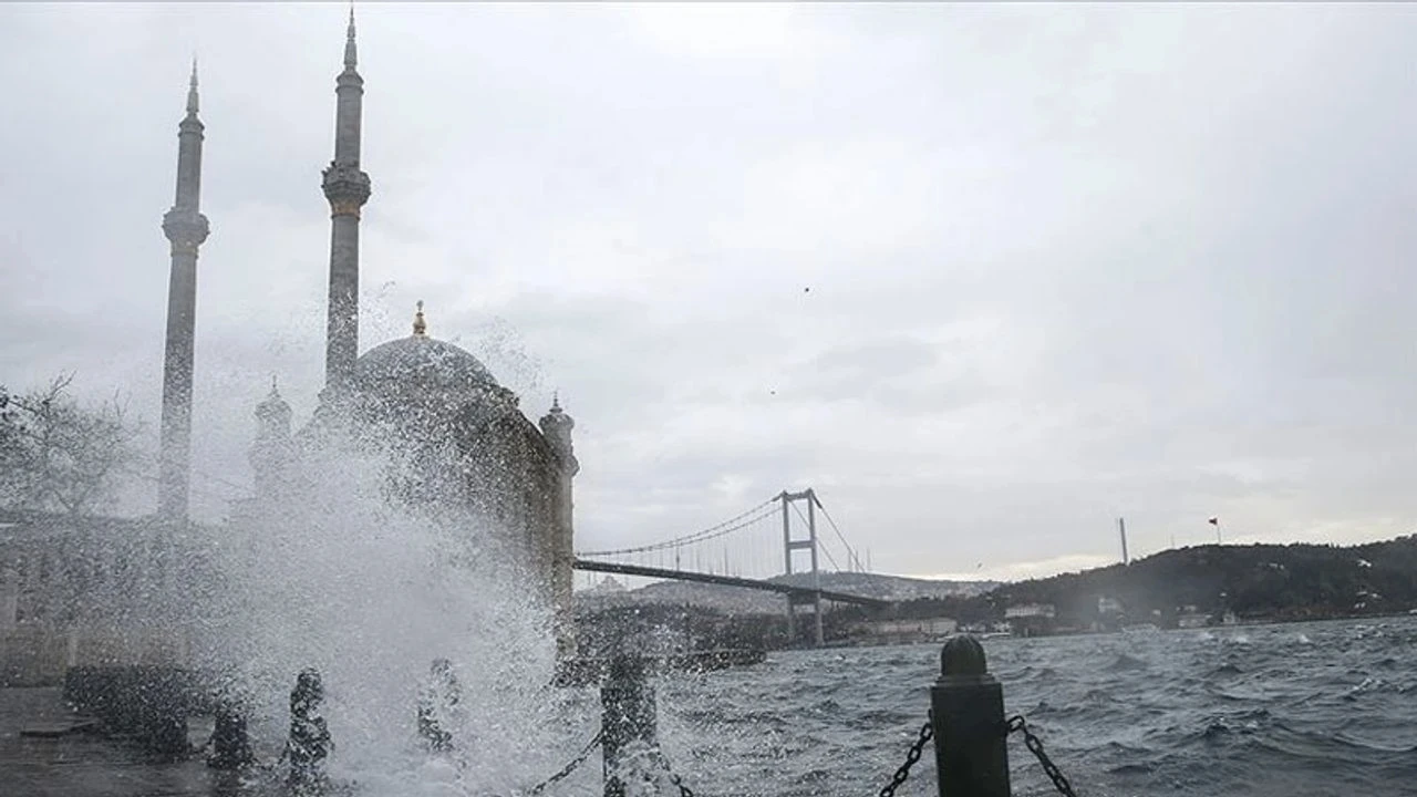 Meteoroloji'den İstanbul için fırtına alarmı: Çatı uçması, ağaç ve direk devrilmesine dikkat!