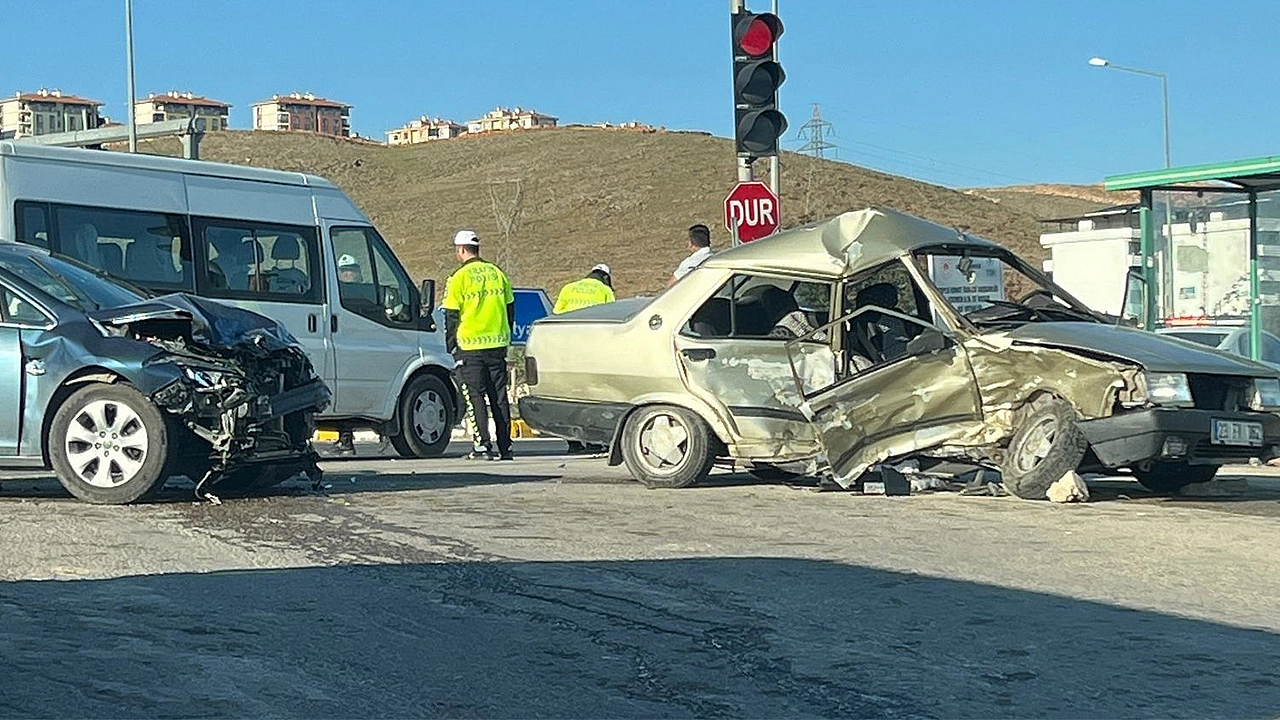 Elazığ'da zincirleme trafik kazası: 1 ölü, 3 yaralı