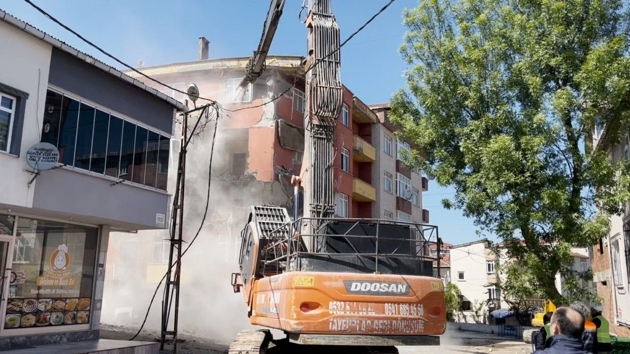 Sancaktepe'de depremde hasar alan bina kontrollü olarak yıkıldı