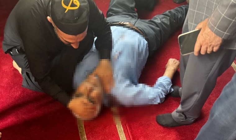 Camide namaz kılarken bıçaklandı