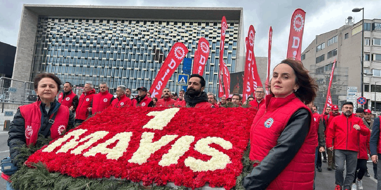 DİSK Taksim Cumhuriyet Anıtı'na çelenk bıraktı