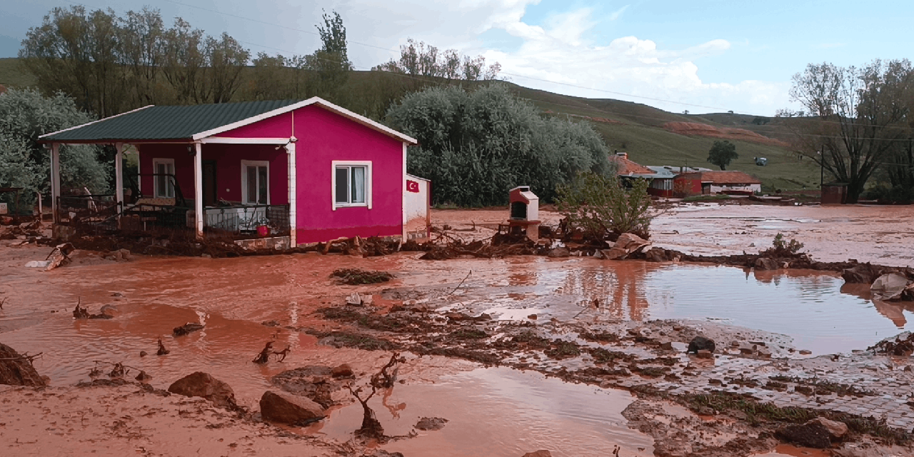 Kırıkkale'yi sağanak vurdu: Dereler taştı, evleri su bastı