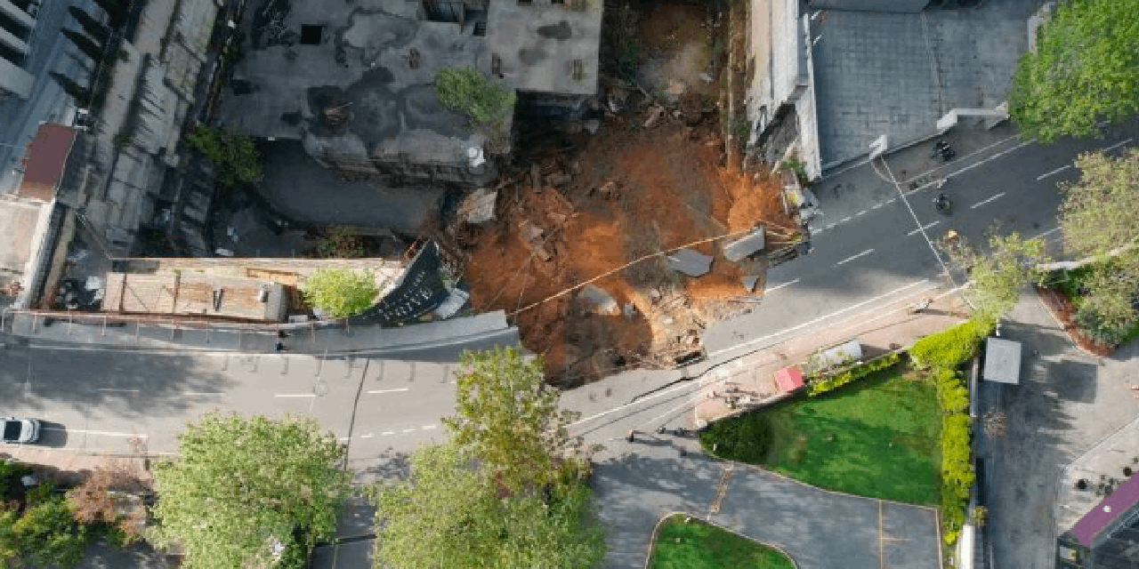 Sarıyer'de çöken yol trafiğe kapatıldı: O anlar güvenlik kameraya yansıdı