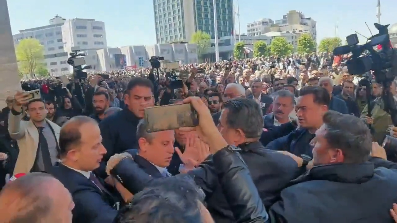 Özgür Özel'e yapılan yumruklu saldırıya ilişkin ilk tepkiler: Cumhurbaşkanı hedef göstermiştir
