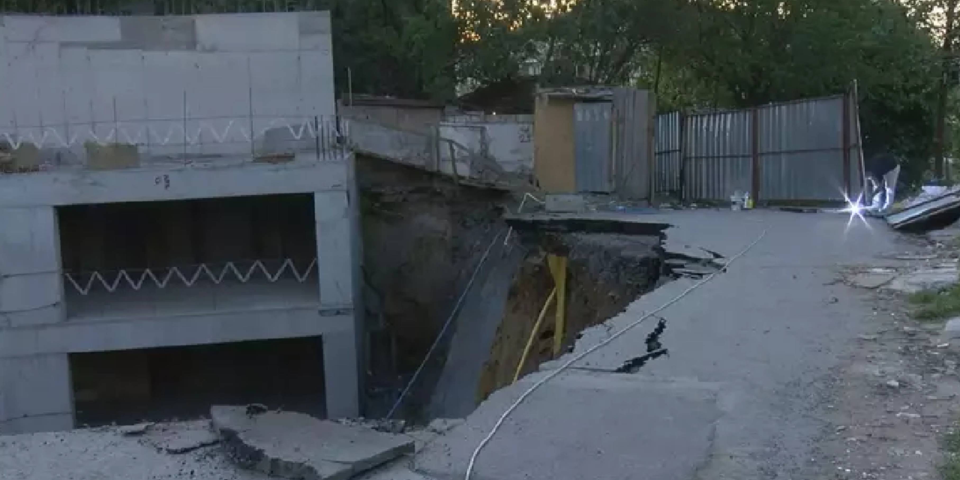 Gaziosmanpaşa'da çöken yol havadan görüntülendi: Ekipler çevrede önlem aldı