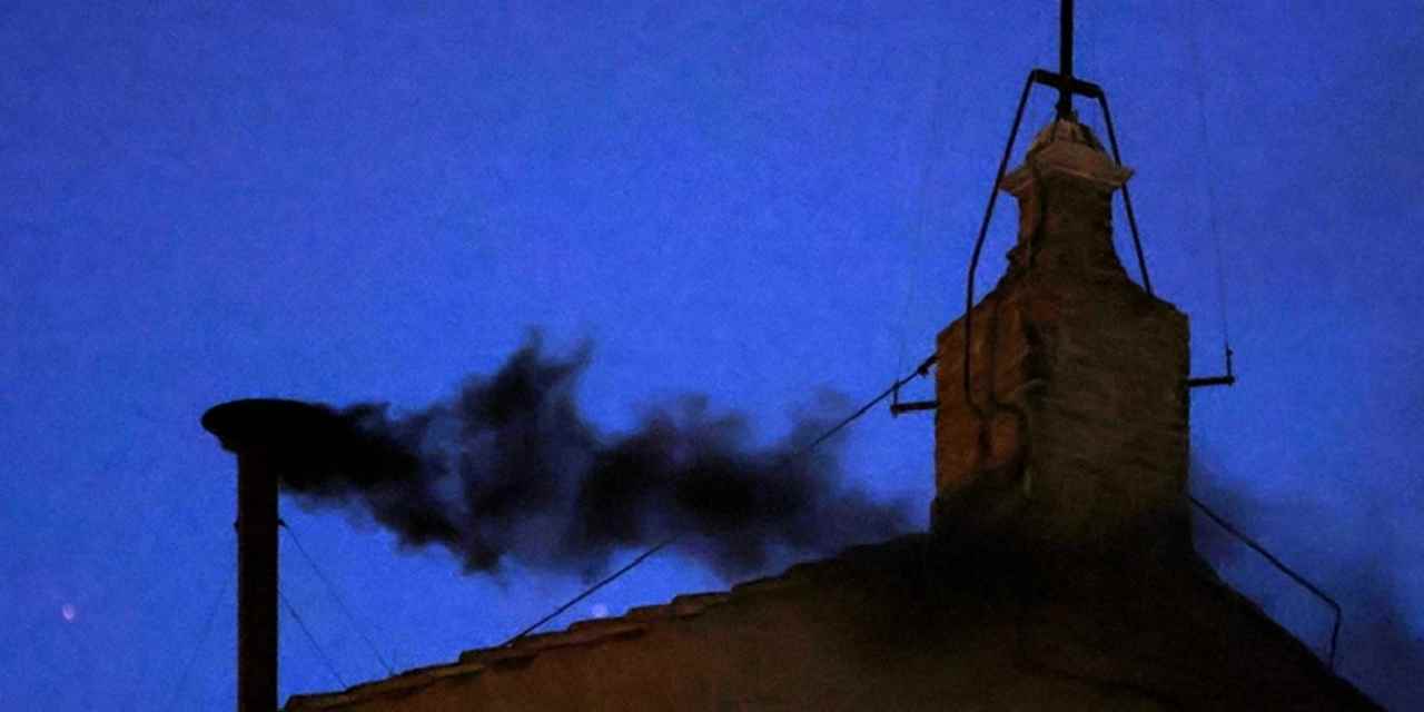 Vatikan'daki Sistine Şapeli'nden siyah duman yükseldi: Yeni papa seçilemedi