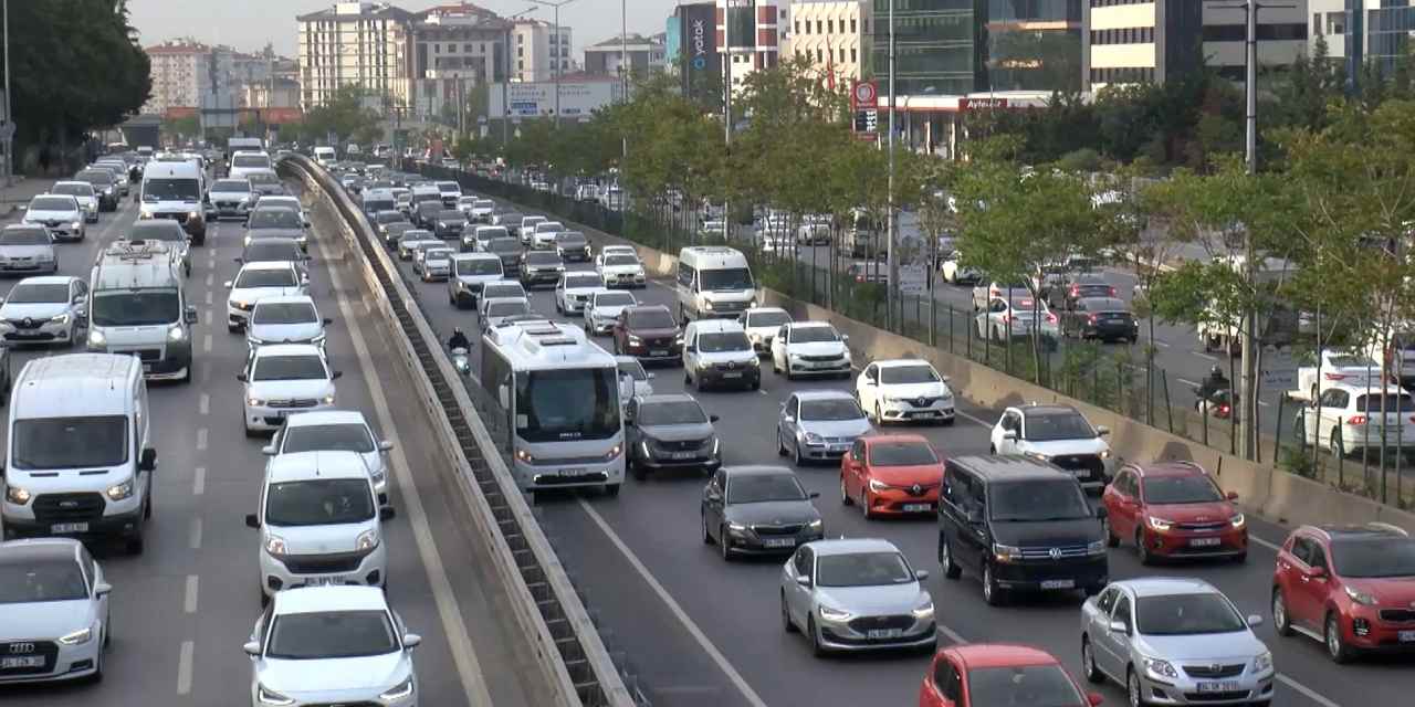 İstanbul'da trafik çilesi: Yoğunluk yüzde 63'e ulaştı