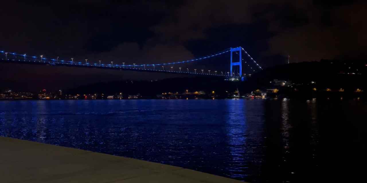 Fatih Sultan Mehmet Köprüsü maviye büründü! İşte sebebi