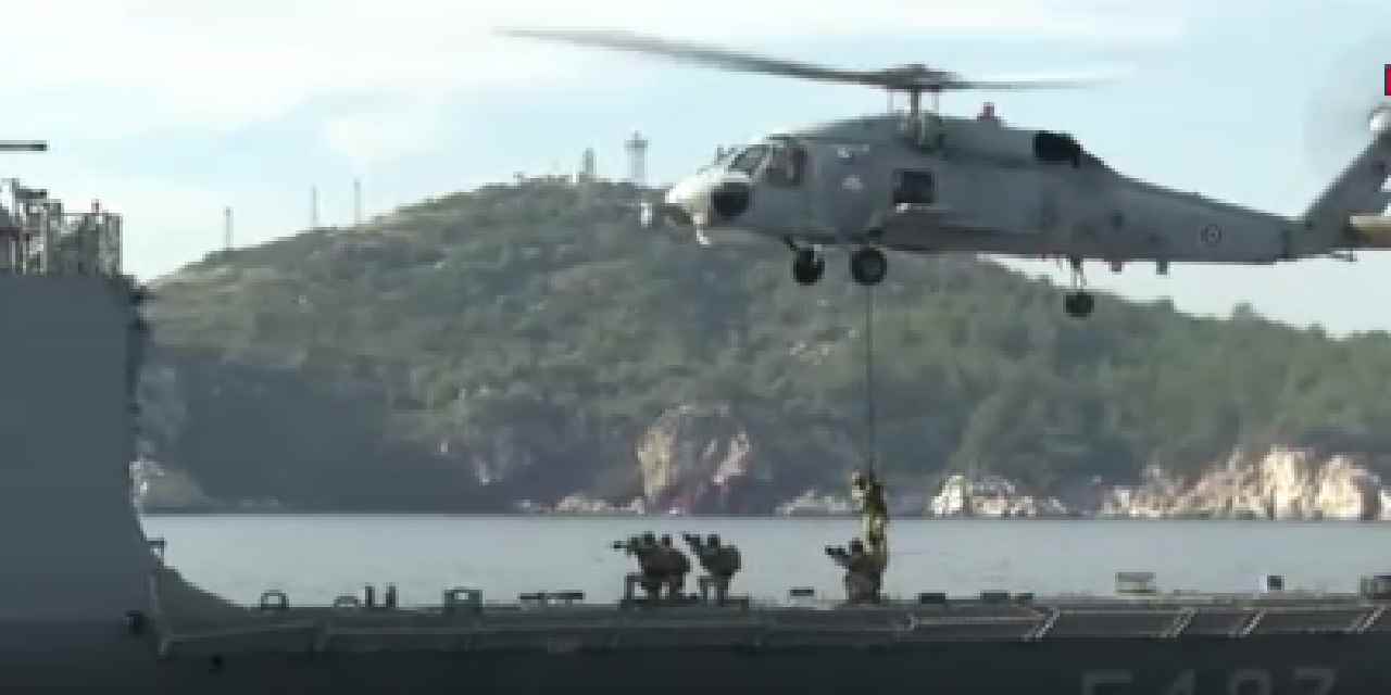 Tatbikatta faciaya ramak kala: Helikopter denize acil iniş yaptı