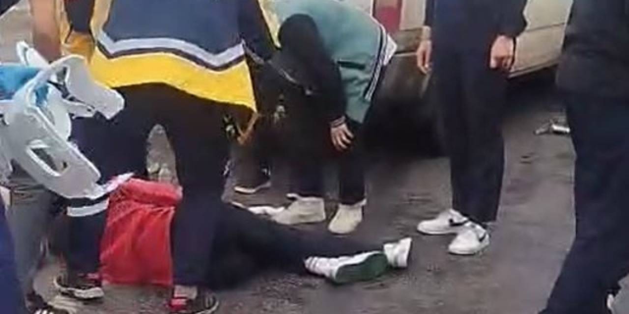 Öğrenci servisi TIR'a çarptı: 9 kişi yaralandı