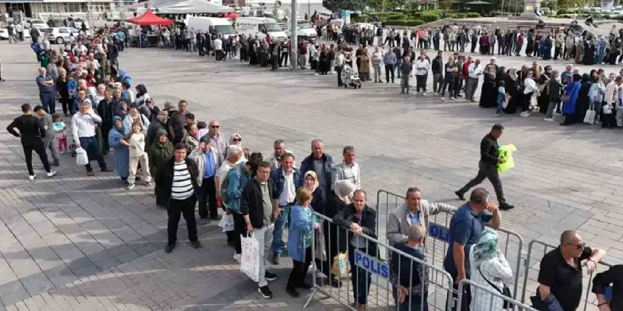 Ücretsiz olduğunu duyan akın etti!  Metrelerce kuyruk oluştu, izdiham yaşandı