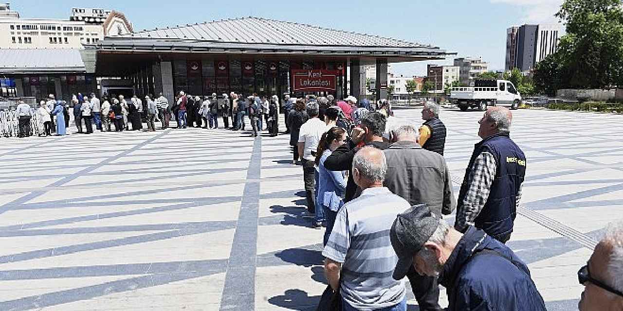 Belediye bedava dağıttı: Vatandaş kuyruk oluşturdu