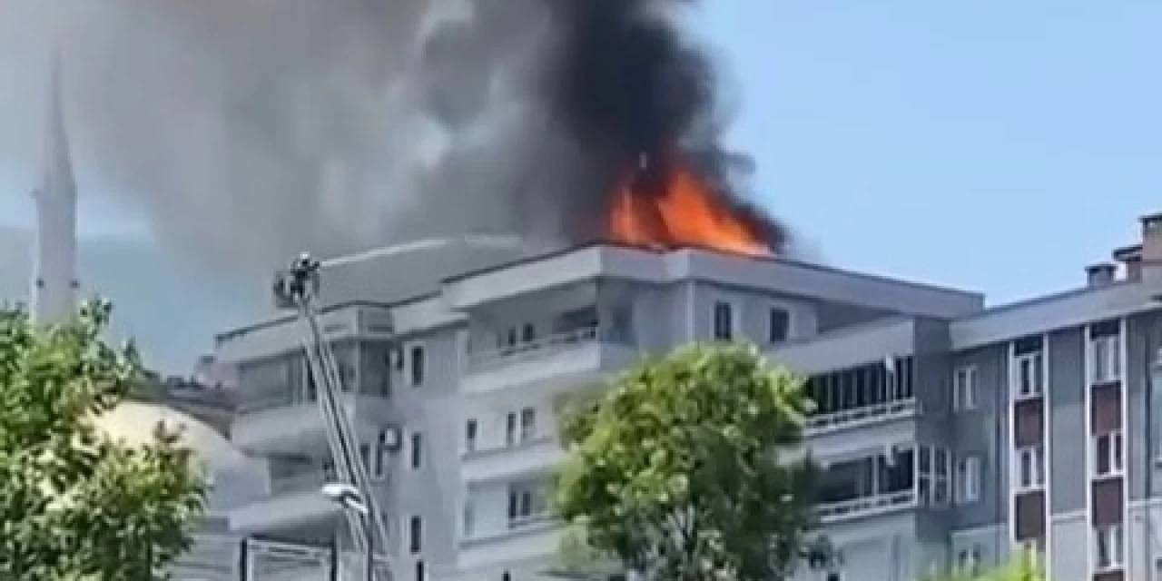 Bursa'da korkutan yangın: Apartmanın çatısı alevlere teslim oldu