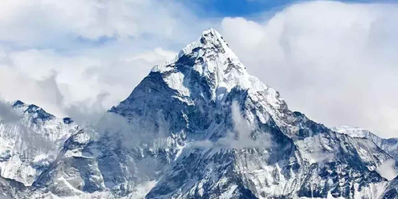 Everest'e tırmanmaya çalışan dağcı yorgunluktan öldü