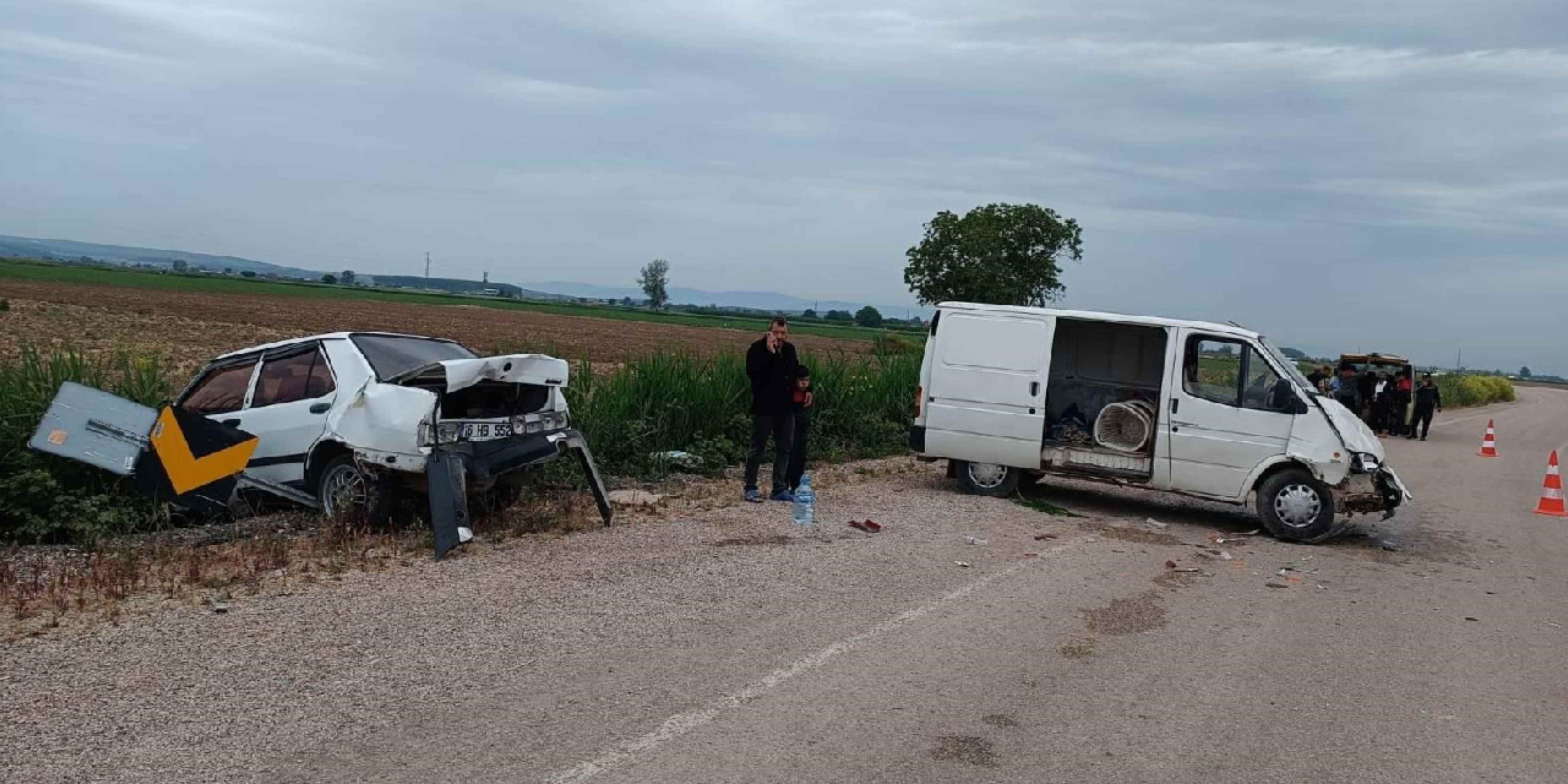 Minibüs park halindeki otomobile çarptı: Yaralılar var