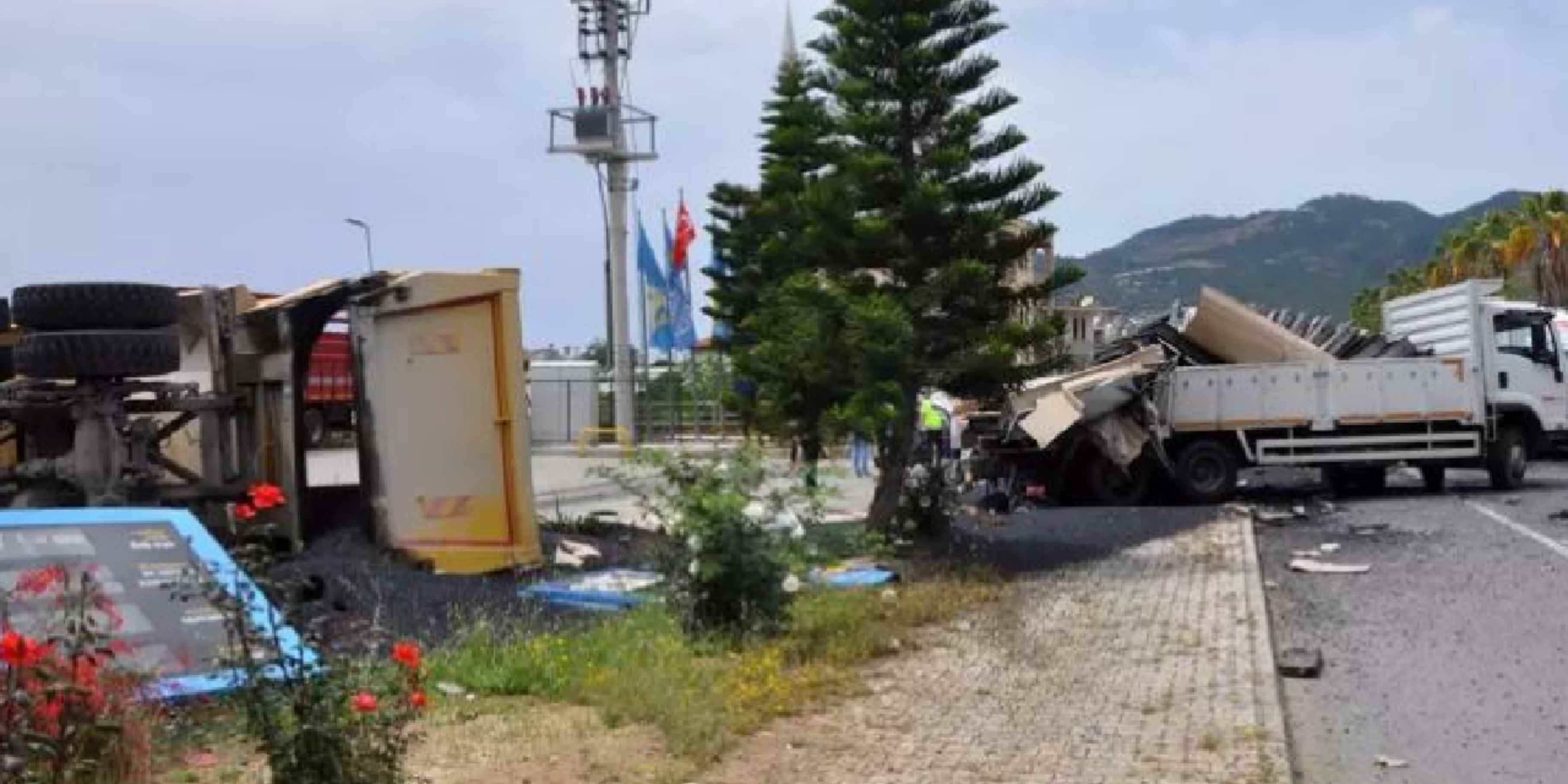 Asfalt yüklü kamyon devrildi: Ortalık savaş alanına döndü