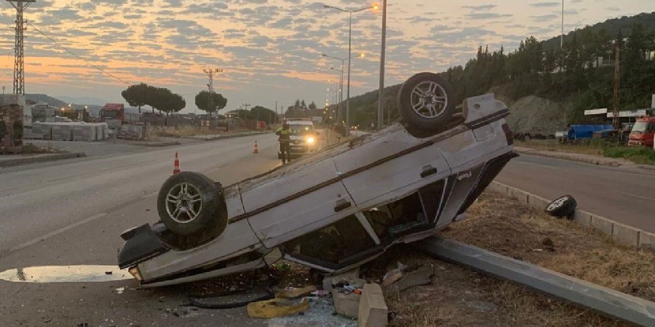 Amasya'nın Taşova ilçesinde bir otomobil aydınlatma direğine çarptı, 4 kişi yaralandı