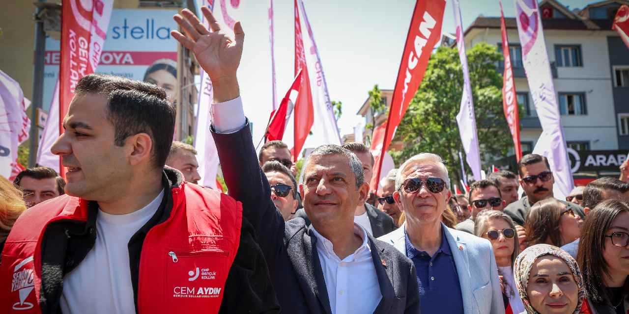 Özgür Özel 19 Mayıs yürüyüşünde AKP'li gençlere seslendi: Reisinizin elinden o topu geri alın