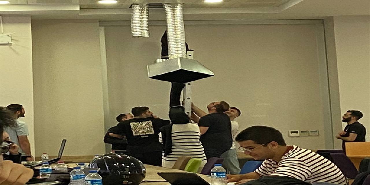 Kütüphanede mahsur kalan anne kedi ve yavrusu kurtarıldı
