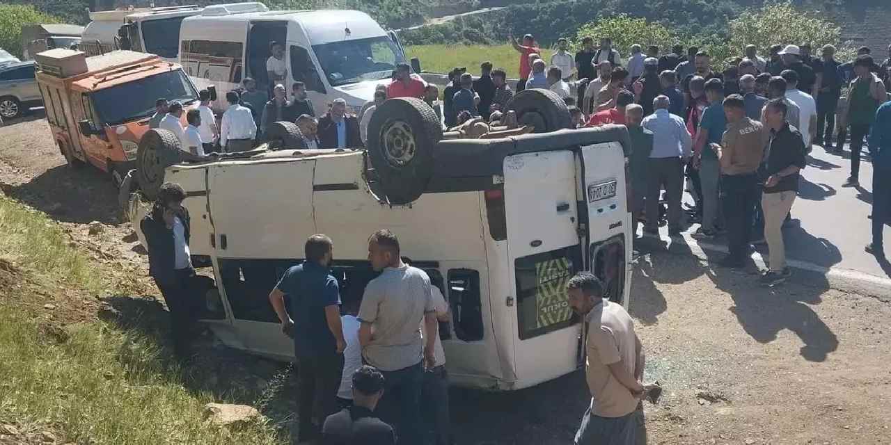 Servis minibüsü takla attı: Kazada 13'ü öğrenci 14 kişi yaralandı