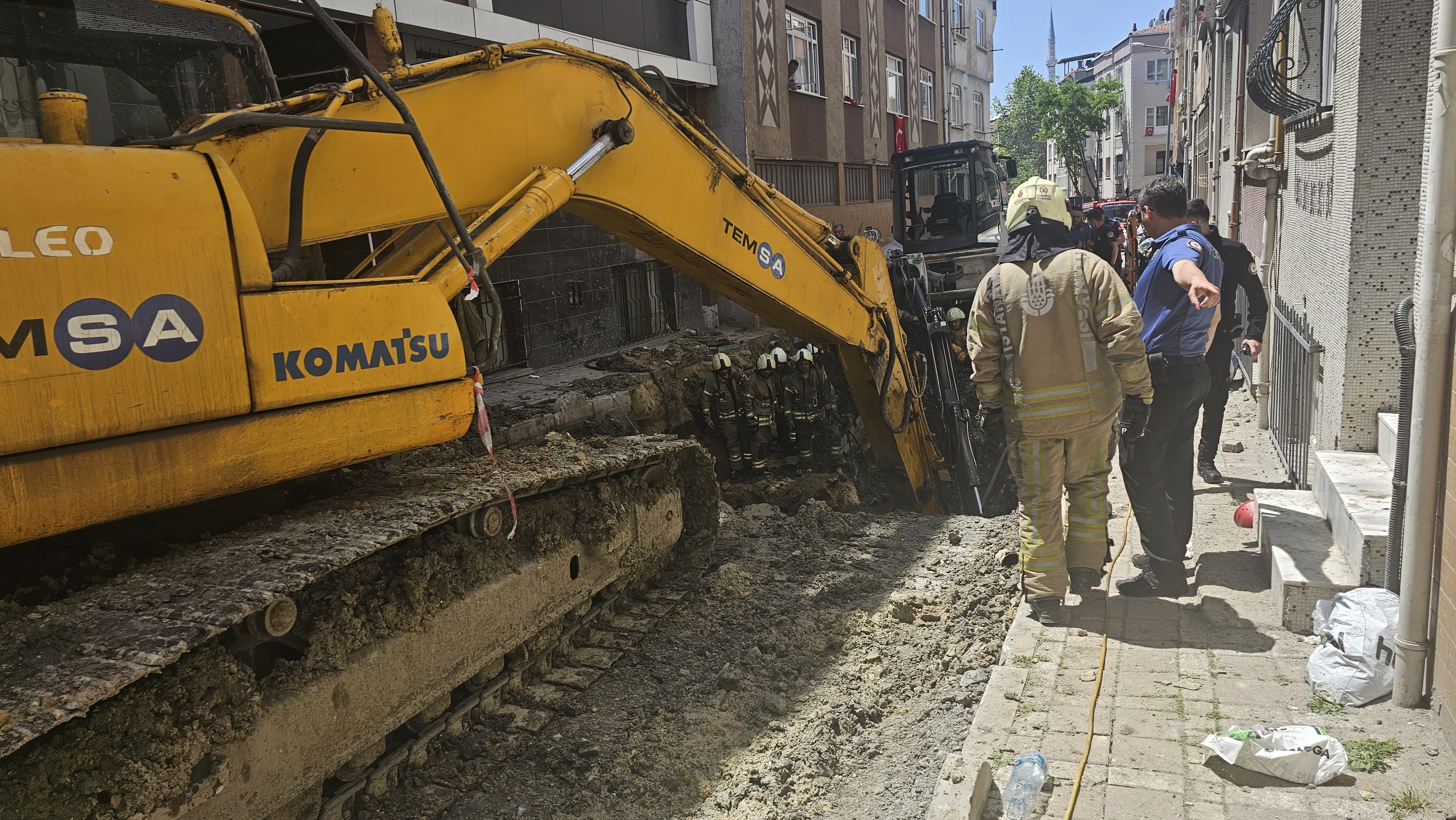 Bayrampaşa'da yol çöktü! Göçük altında kalan 1 işçi kurtarıldı