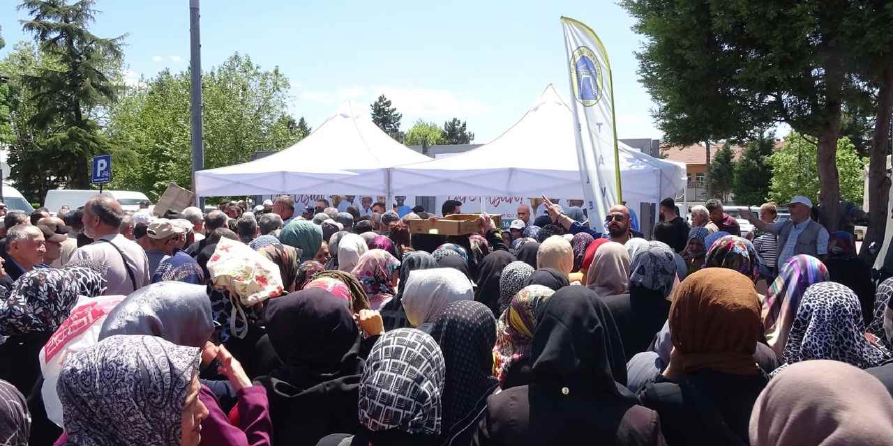 İzdiham çıkardılar! Bedavaya almak için birbirlerini ezdiler