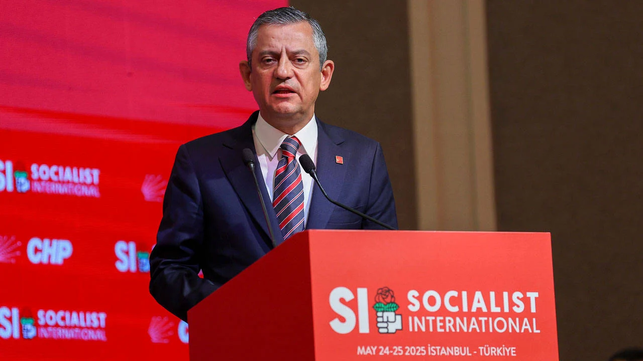 Özgür Özel, Sosyalist Enternasyonal'de konuştu: İktidar geleceğe darbe yapmaya kalktı