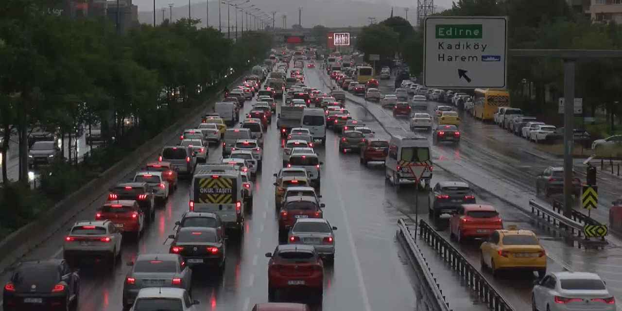 İstanbul’da beklenen sağanak başladı: Haftanın ilk iş gününde trafik kilit