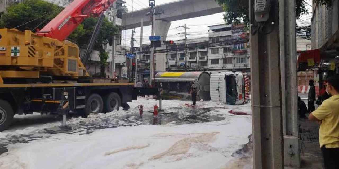 Tayland’da tanker kazası: Yüzlerce litre benzin yola döküldü
