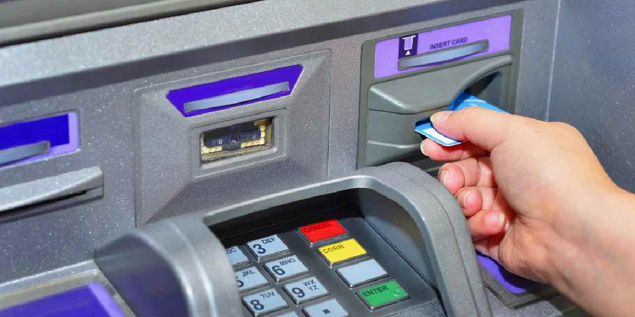Kartını ATM'de unuttu: Hesabındaki para buhar oldu