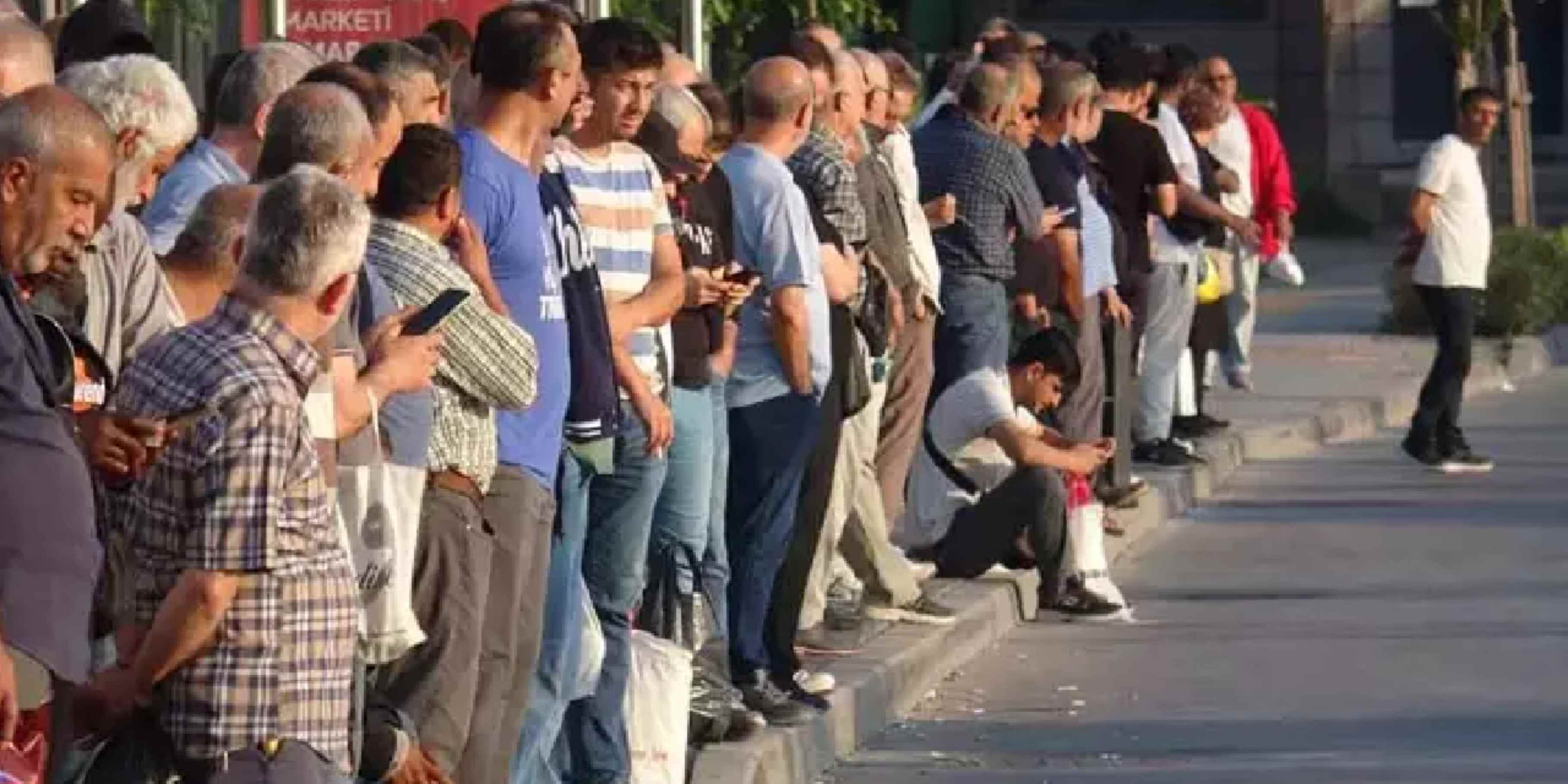 23 bin kişi iş bıraktı: Duraklar dolup taştı