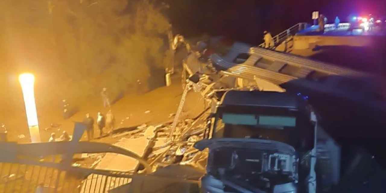 Köprü çöktü, tren raydan çıktı: 7 kişi yaşamını yitirdi
