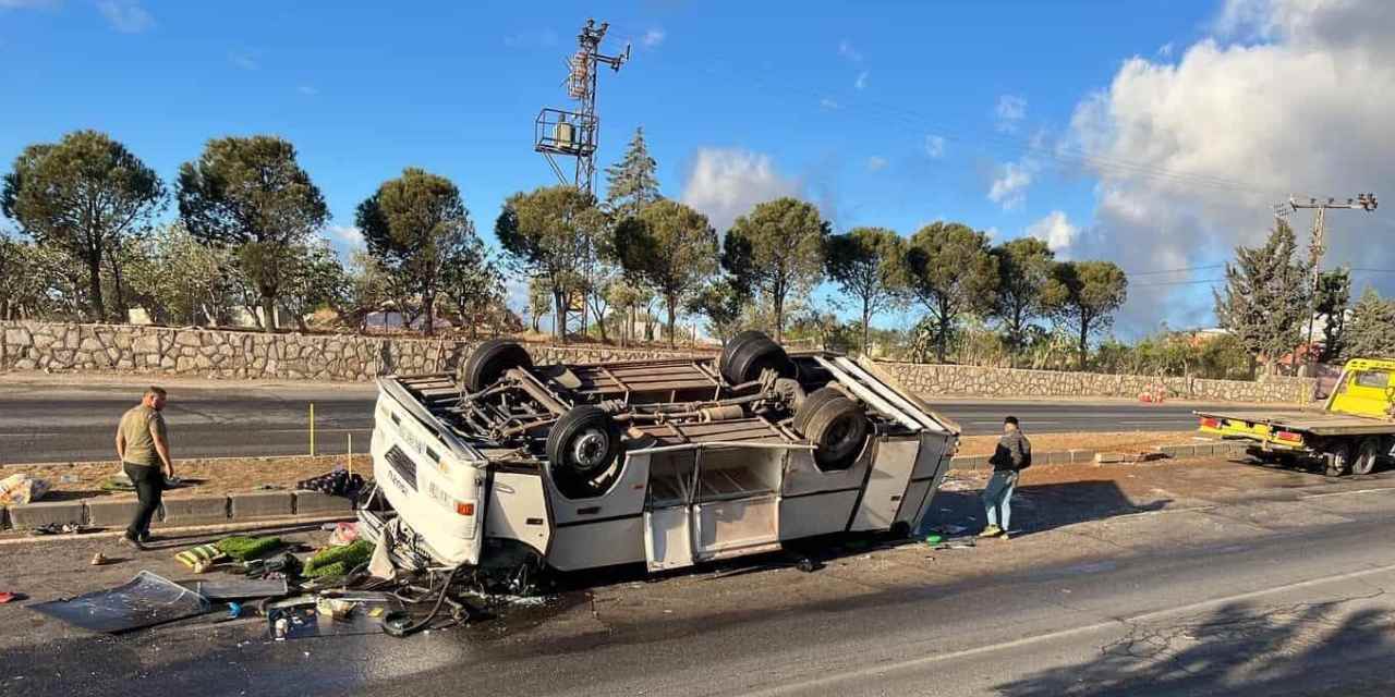 İşçileri taşıyan minibüs takla attı: 25 kişi yaralandı