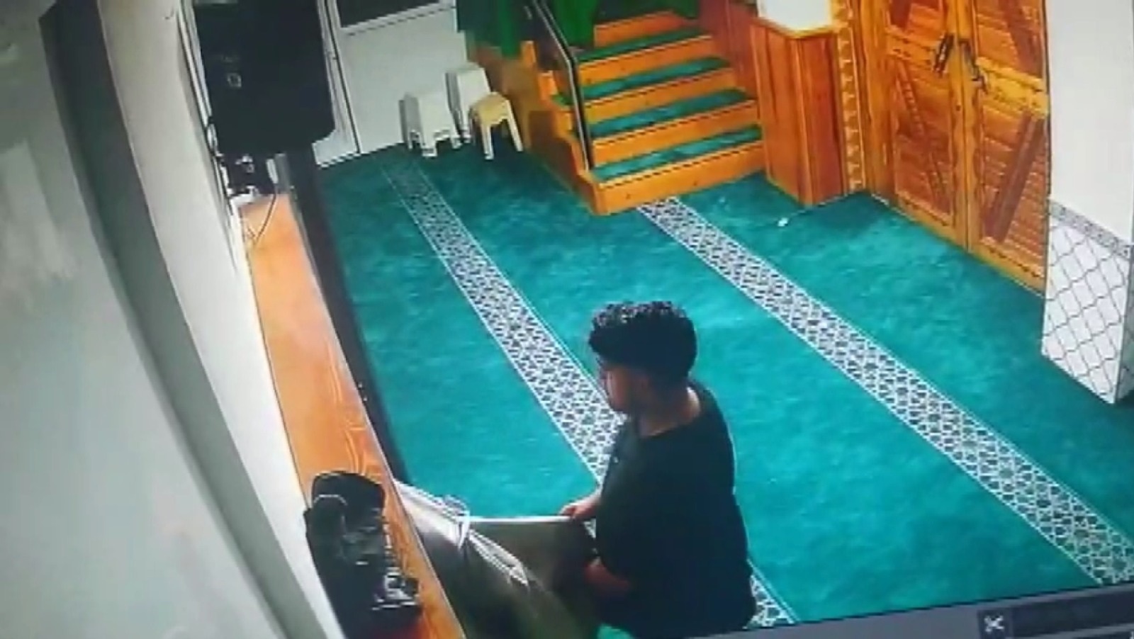 Sakarya'da camide hırsızlık: Yardım kutusu ile müezzinin cüzdanını çaldı
