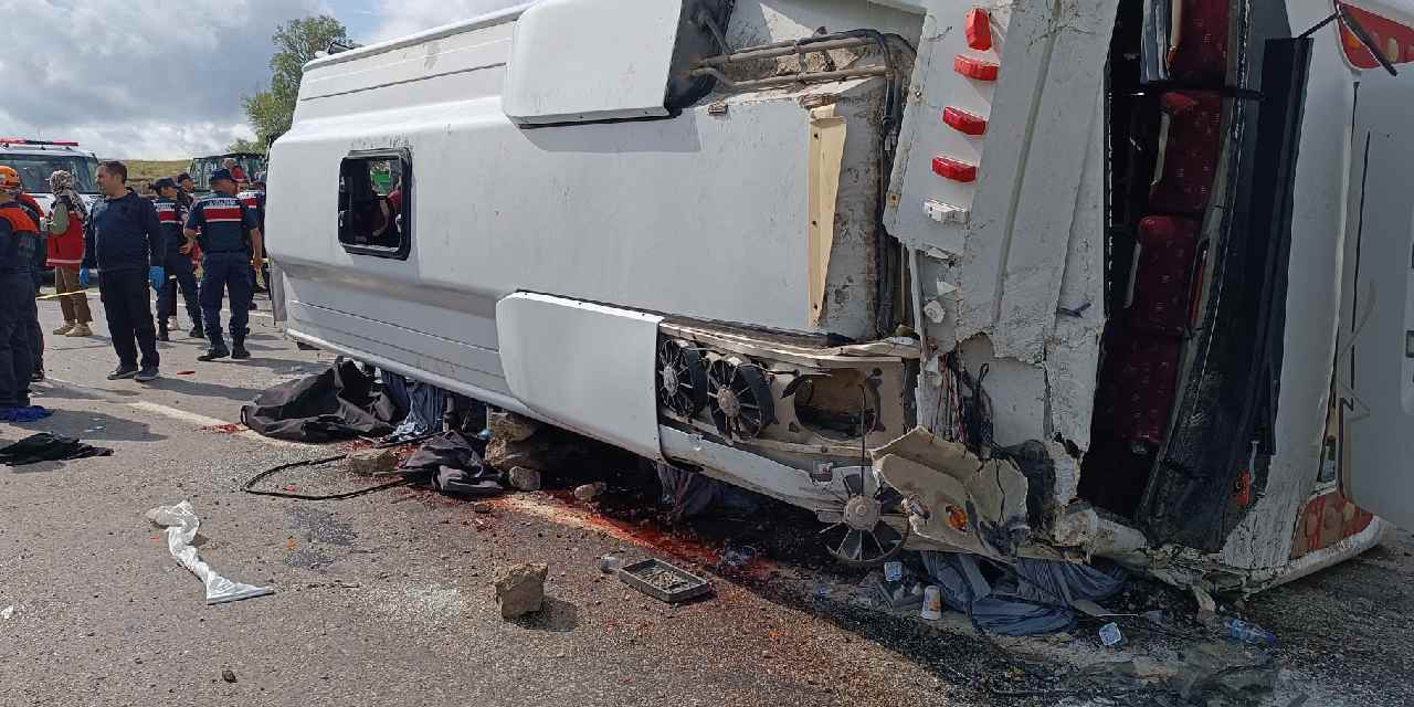 Cenazeden dönenleri taşıyan midibüs yan yattı: 2 kişi öldü 15 kişi yaralandı