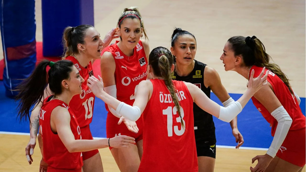 VNL’de büyük zafer! Filenin Sultanları Polonya’yı 3-2 mağlup etti